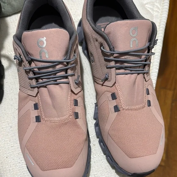 Sneaker
On Cloud 5 Waterproof Sneaker Damen rose-fossil
Size 11 - Picture 1 of 6